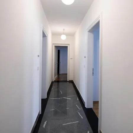 Апартаменты Centre Chic 4/4 *