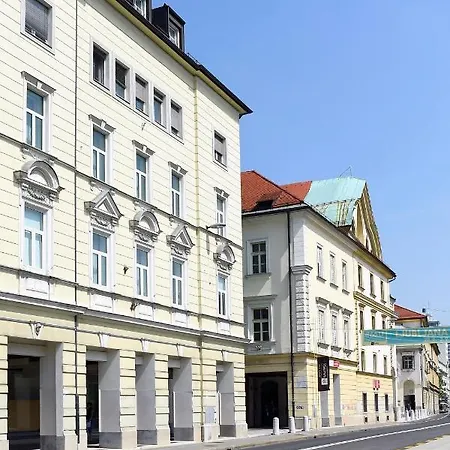 Апартаменты Centre Chic 4/4 *