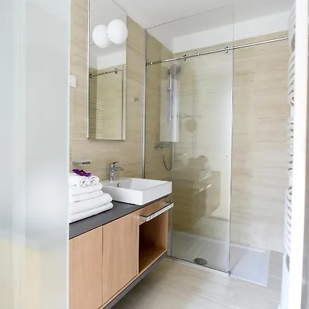 Апартаменты Centre Chic 4/4 *